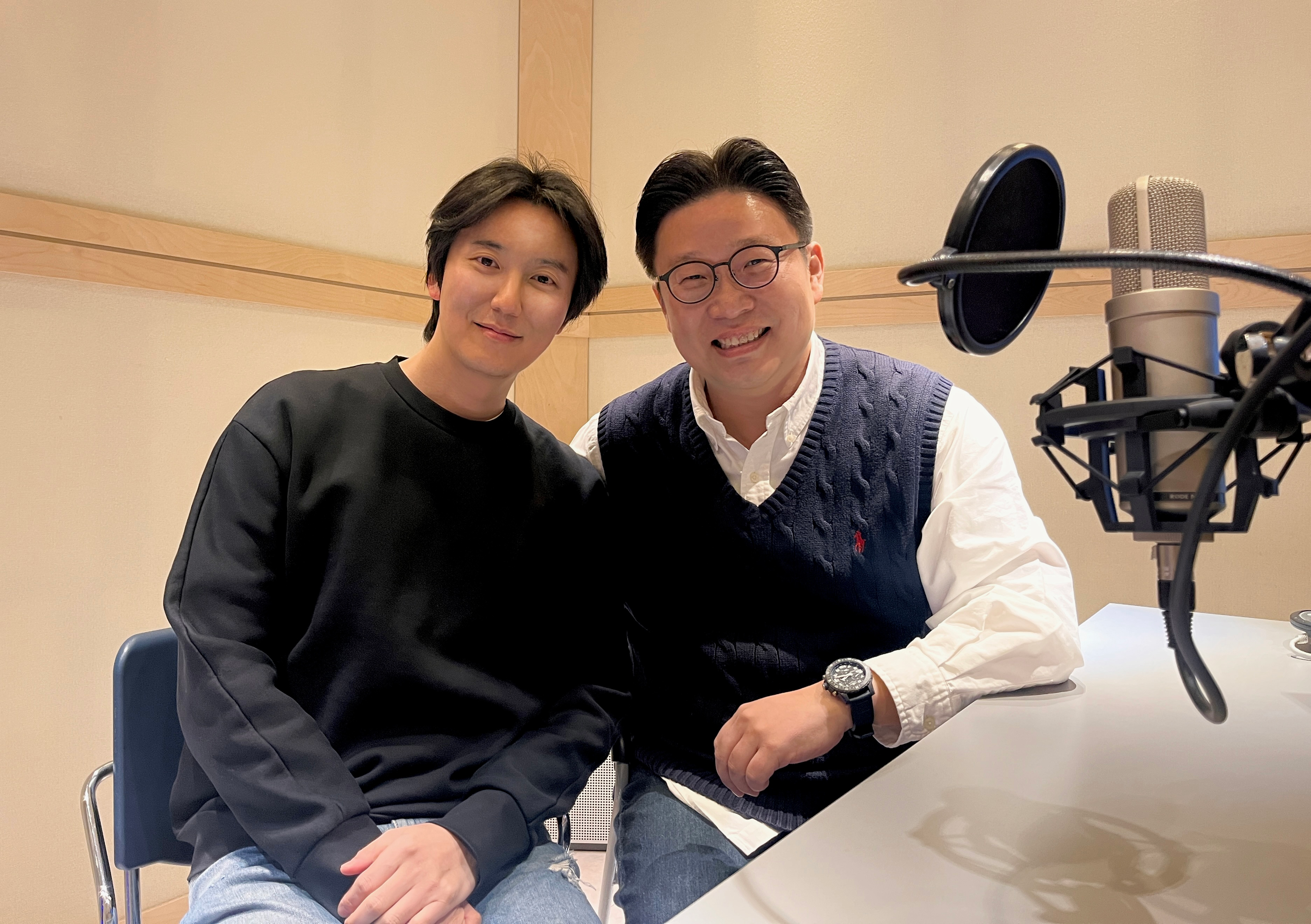 통신 3사가 광복 80주년을 맞아 서경덕 성신여대 교수와 함께 보이는 컬러링 ‘V컬러링’ 기부 캠페인을 진행한다고 11일 밝혔다. 사진은 김규식 영상 내레이션에 동참한 배우 김남길(왼쪽)과 이번 캠페인을 공동 기획한 서경덕 성신여대 교수(오른쪽). / 사진=통신 3사