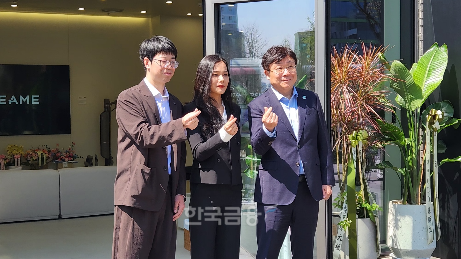 드리미 국내 첫 플래그십 스토어 오픈식 현장. (왼쪽부터) 마이클 드리미 글로벌사업부 대표, 메기 한국, 호주 총괄이사와 드리미 국내 유통을 담당하는 박재민 코오롱글로벌 본부장이 기념사진을 촬영하고 있다. / 사진=김재훈 기자