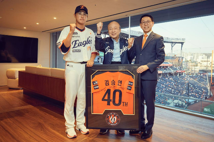 김승연 한화그룹 회장이 박종태 이글스 대표이사와 주장 채은성 선수와 함께 40주년 기념 유니폼을 들고 파이팅을 외치고 있다. /사진제공=한화그룹