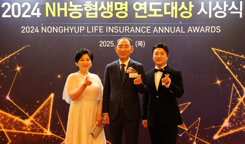 NH농협생명(대표이사 박병희_가운데)은 FC채널 연도대상 수상자인 세종천안 지점 유순자 FC(왼쪽)와 DM채널 최우수상 수상자인 서울복합지점 김동섭 FC(오른쪽)와 함께 기념촬영을 하고 있다.(2025.04.10.)./사진제공=농협생명