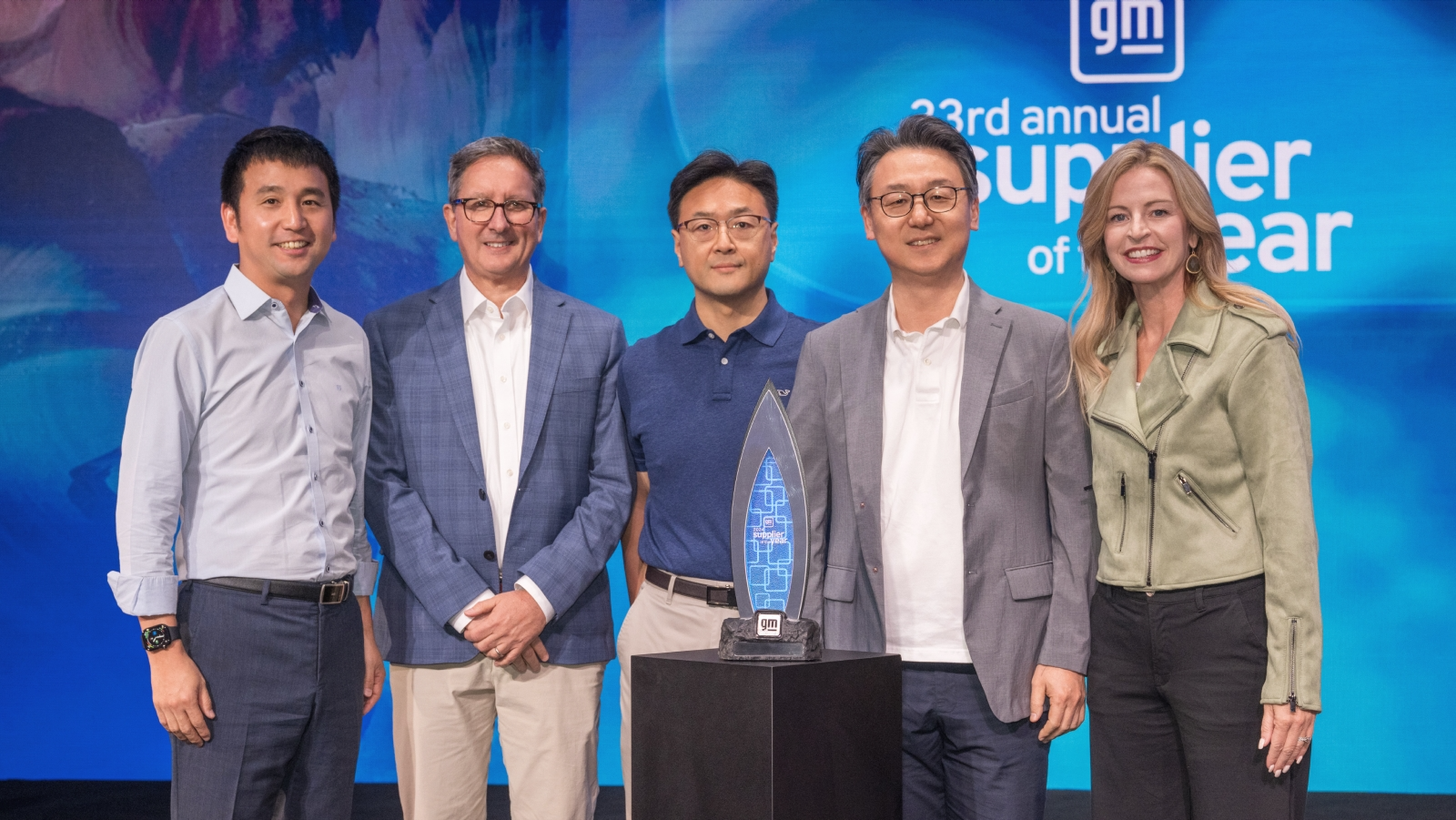 LG전자가 글로벌 자동차 제조사 GM의 '올해의 공급사'로 선정됐다. 사진은 미국 애리조나주(州)에서 열린 '제33회 올해의 공급사 시상식'에서 LG전자 VS사업본부장 은석현 부사장(왼쪽에서 네번째)과 VS북미법인장 오해진 상무(왼쪽에서 세 번째) 등이 GM의 크리스틴 토스 전장부품·소프트웨어·커넥티비티 구매 총괄(왼쪽에서 다섯 번째)과 기념사진을 찍고 있는 모습. / 사진=LG전자