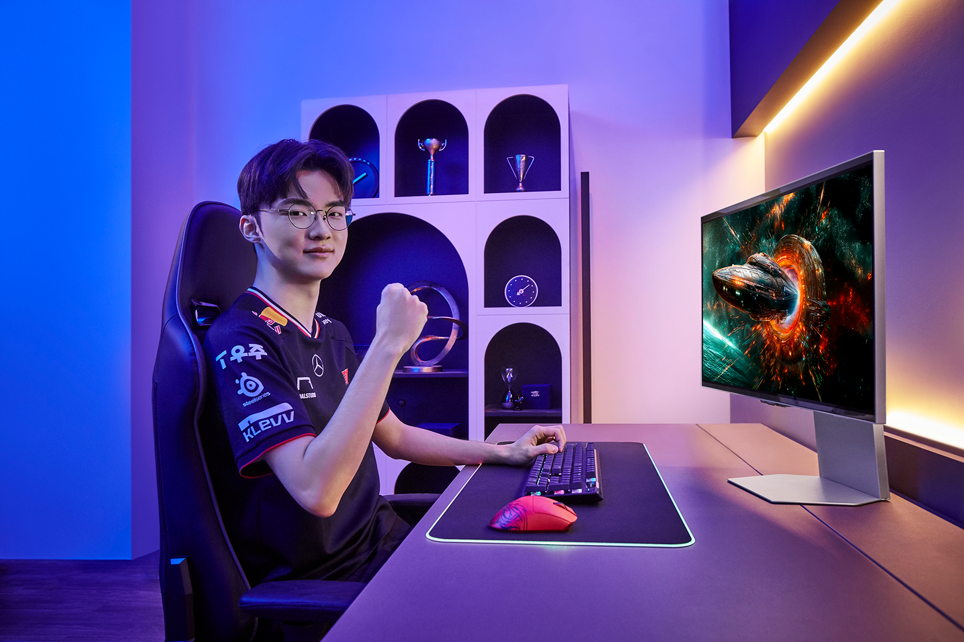 T1 페이커 선수가 '오디세이 OLED G8'을 체험하고 있다. / 사진=삼성전자