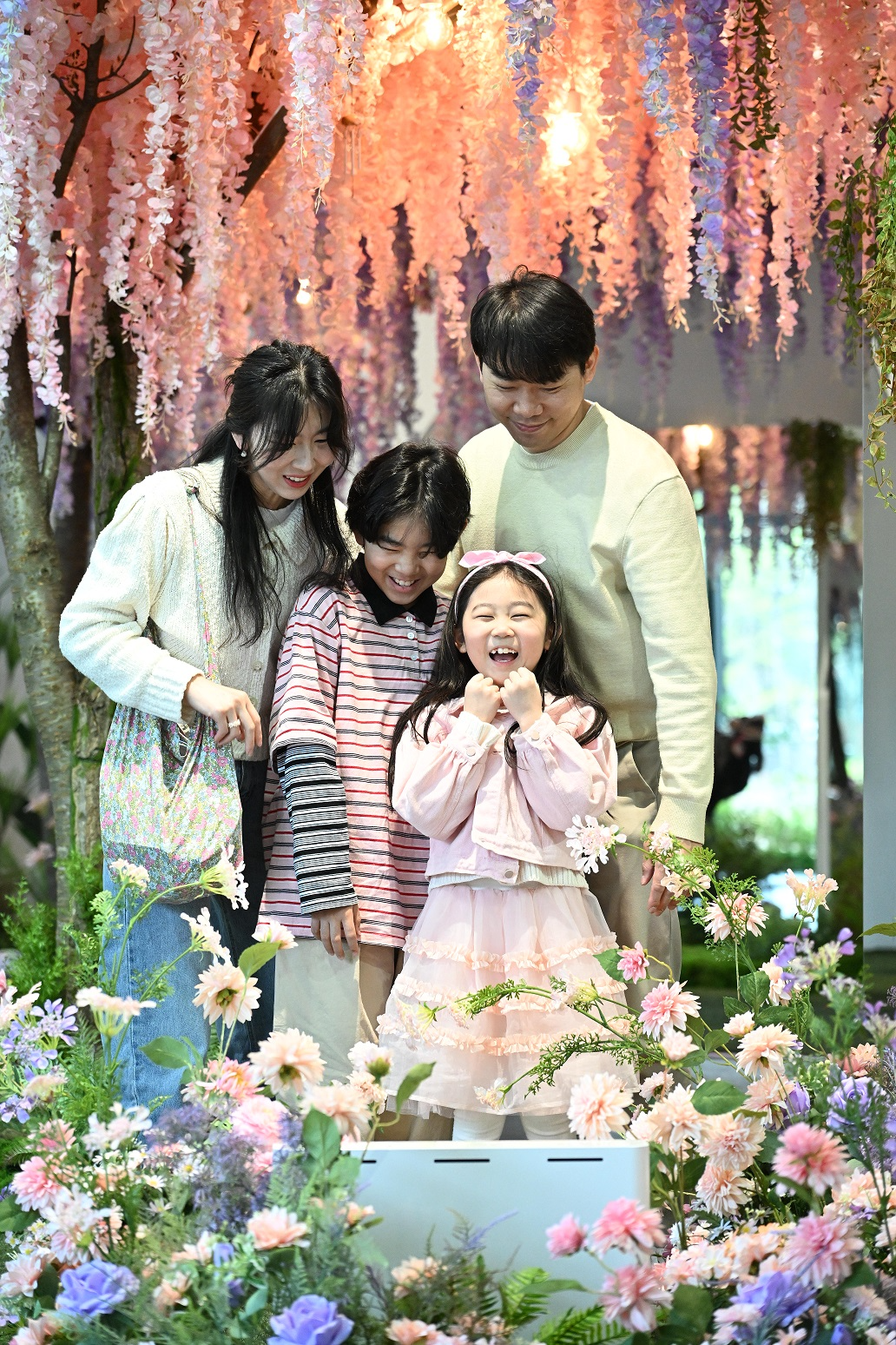 삼성물산이 17일 서울 송파구 문정동에 위치한 래미안갤러리에서 올해 첫 시즌 전시를 진행한다. 한 가족이 전시를 관람 중이다. / 사진제공=삼성물산