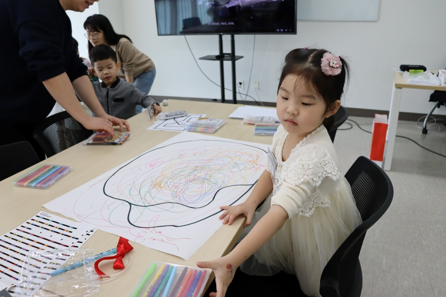 웹젠 임직원 자녀 대상 코딩 교육 ‘Let’s PLAY 코딩!' 진행. / 사진=웹젠