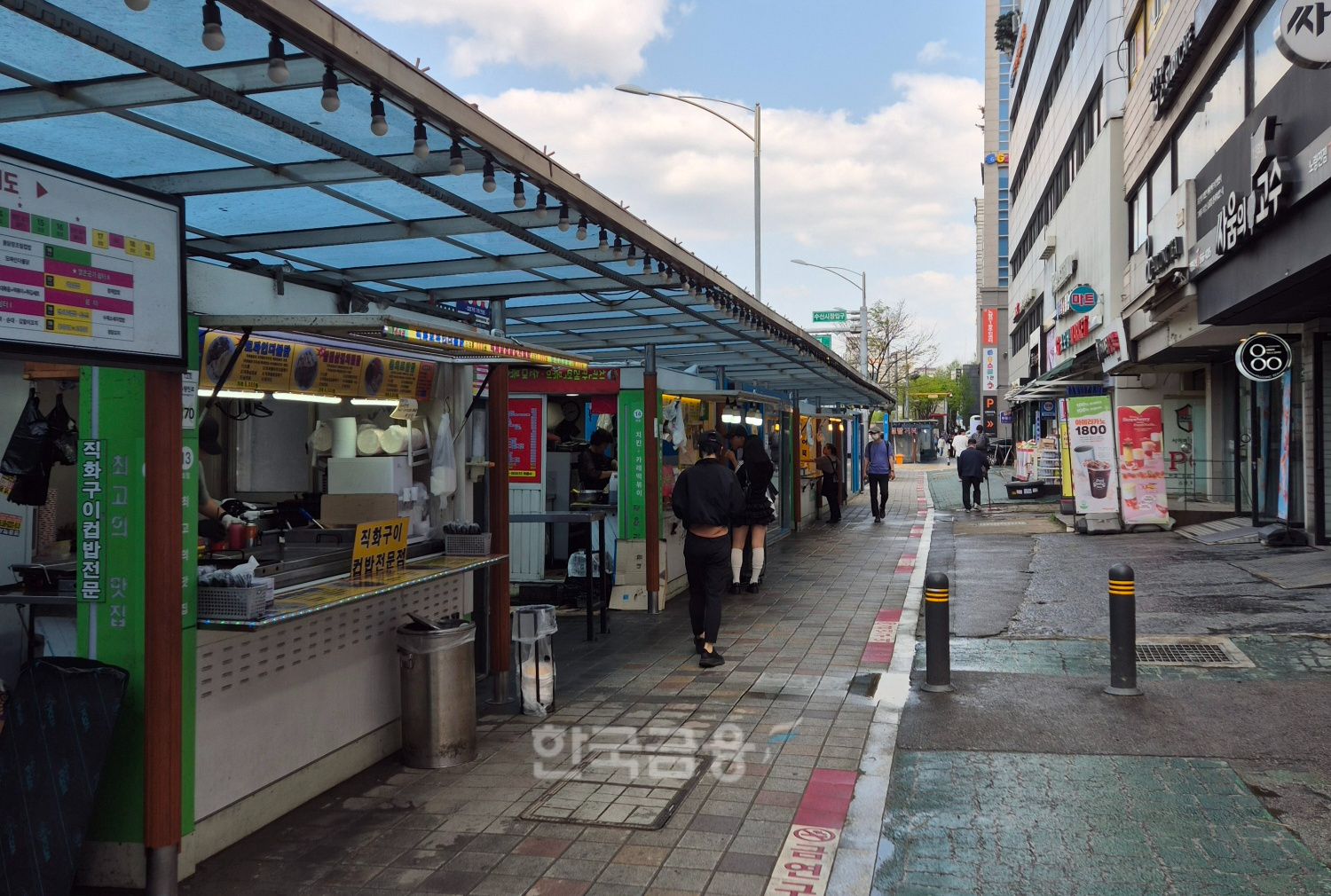 21일 오후 1시 반 무렵 서울 동작구 노량진역 '컵밥' 거리가 한산한 모습이다. / 사진=한상현 기자