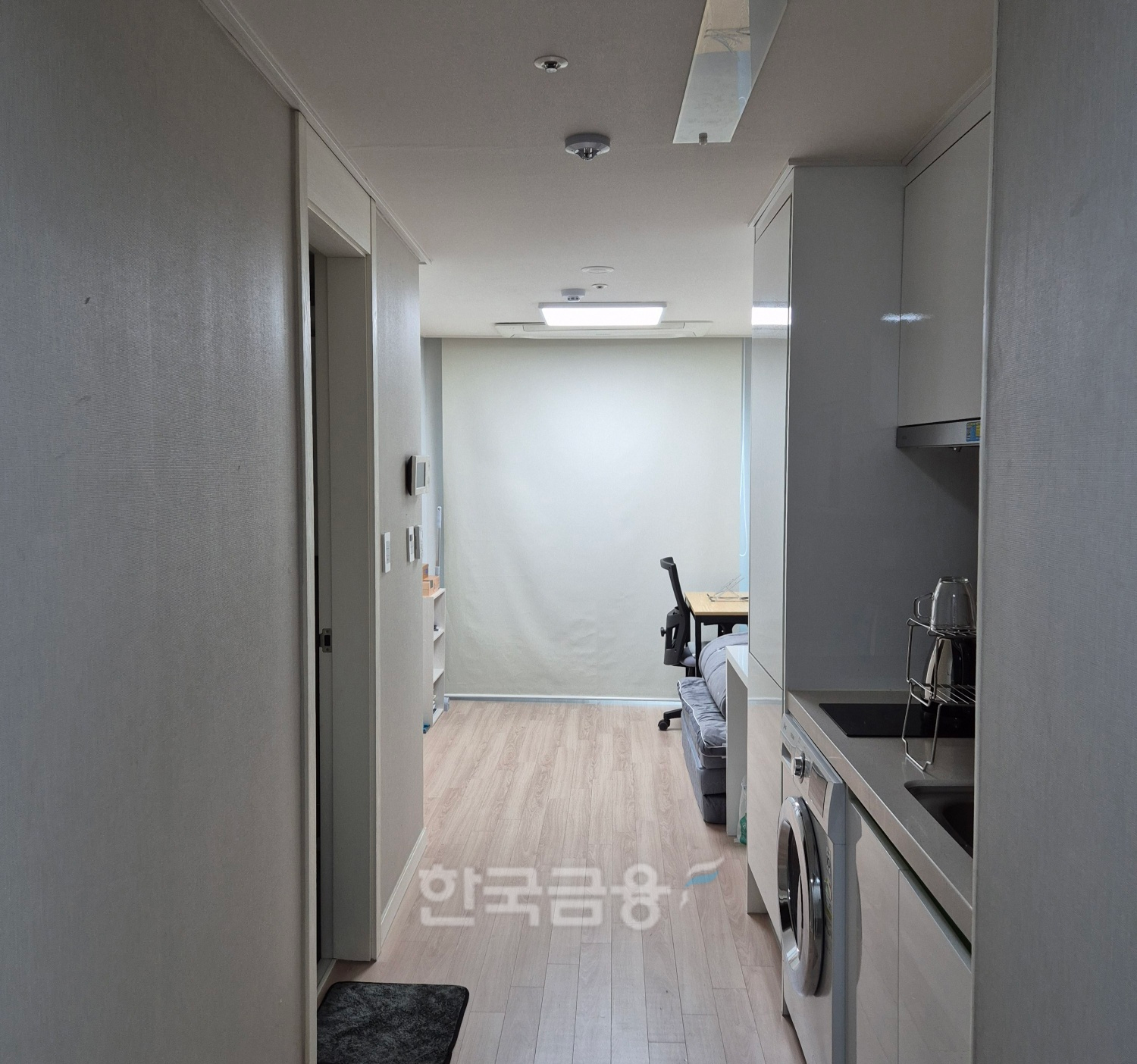 노량진 한 도시형생활주택 내 현관에서 촬영한 전용면적 15.38㎡ 매물 전경이다. 관리비는 별도이고 보증금 1000만원에 월세 70만원대 수준이다. / 사진=한상현 기자