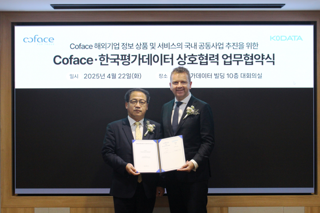 홍두선 한국평가데이터 대표(왼쪽)와 휴 버크 Coface AP 대표(오른쪽)가 'Coface·한국평가데이터 상호협력 업무협약식'에서 기념 촬영을 하고 있다.(2025.04.22.)/사진 제공 = 한국평가데이터