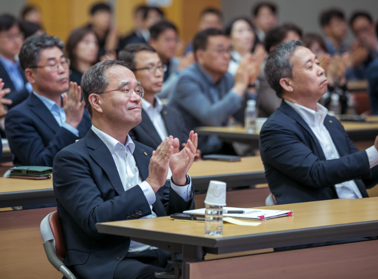 2025 농협금융 고객전략포럼에 참석한 이찬우 NH농협금융지주 회장(가운데)와 윤병운 NH투자증권 대표이사(오른쪽) / 사진제공 = NH농협금융지주