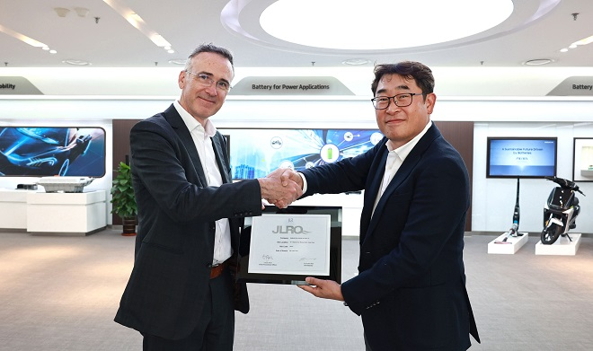 박정호 삼성SDI 중국 톈진법인장(오른쪽)과 닉 웰스 재규어랜드로버 중국·아시아태평양 지역 구매 총괄책임자. 사진=삼성SDI