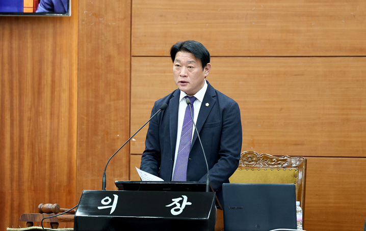 정재천 동작구의회 의장이 24일 의회 본회의장에서 회의를 주재하고 있다. / 사진제공=동작구의회