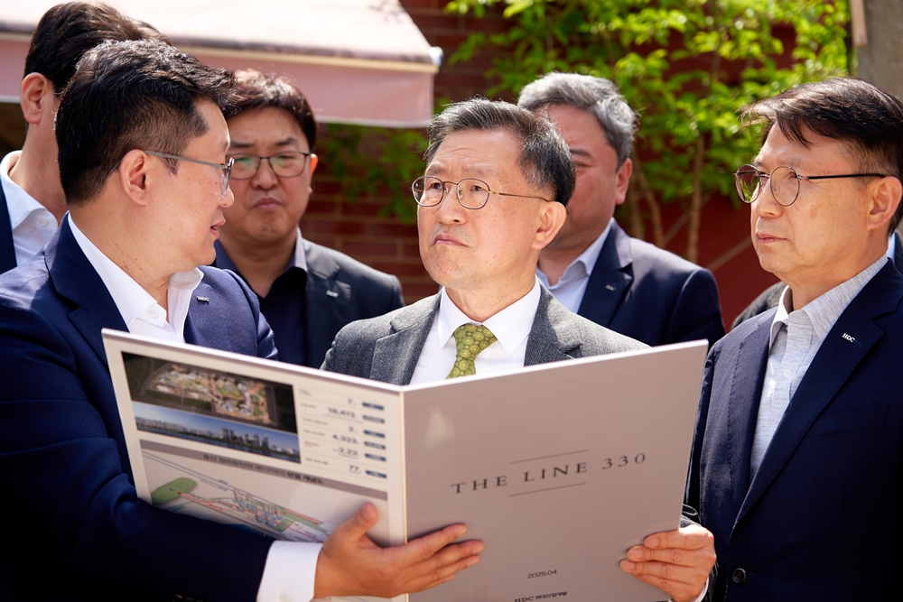 정경구 HDC현대산업개발 대표이사가 24일 용산정비창 전면1구역 재개발 사업지 현장을 방문해 설명을 듣고 있다. / 사진제공=HDC현대산업개발