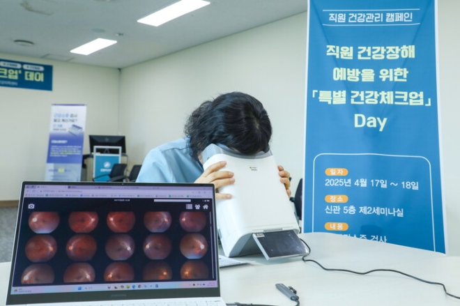 강릉아산병원 직원이 안저카메라 ‘옵티나 제네시스’를 통해 안저 검사를 시행받고 있다. /사진=대웅제약