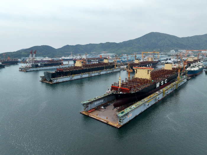 한화오션 부유식 도크에서 건조되고 있는 선박 전경. /사진제공=한화오션