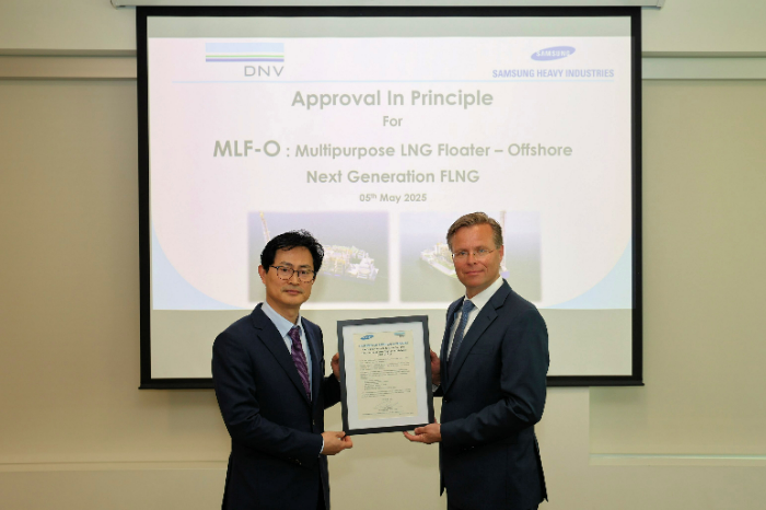 장해기 삼성중공업 기술개발본부장 부사장(왼쪽)과 토르게이르 스테리(Torgeir Sterri) DNV 수석 부사장이 기념 촬영을 하고 있다. /사진제공=삼성중공업