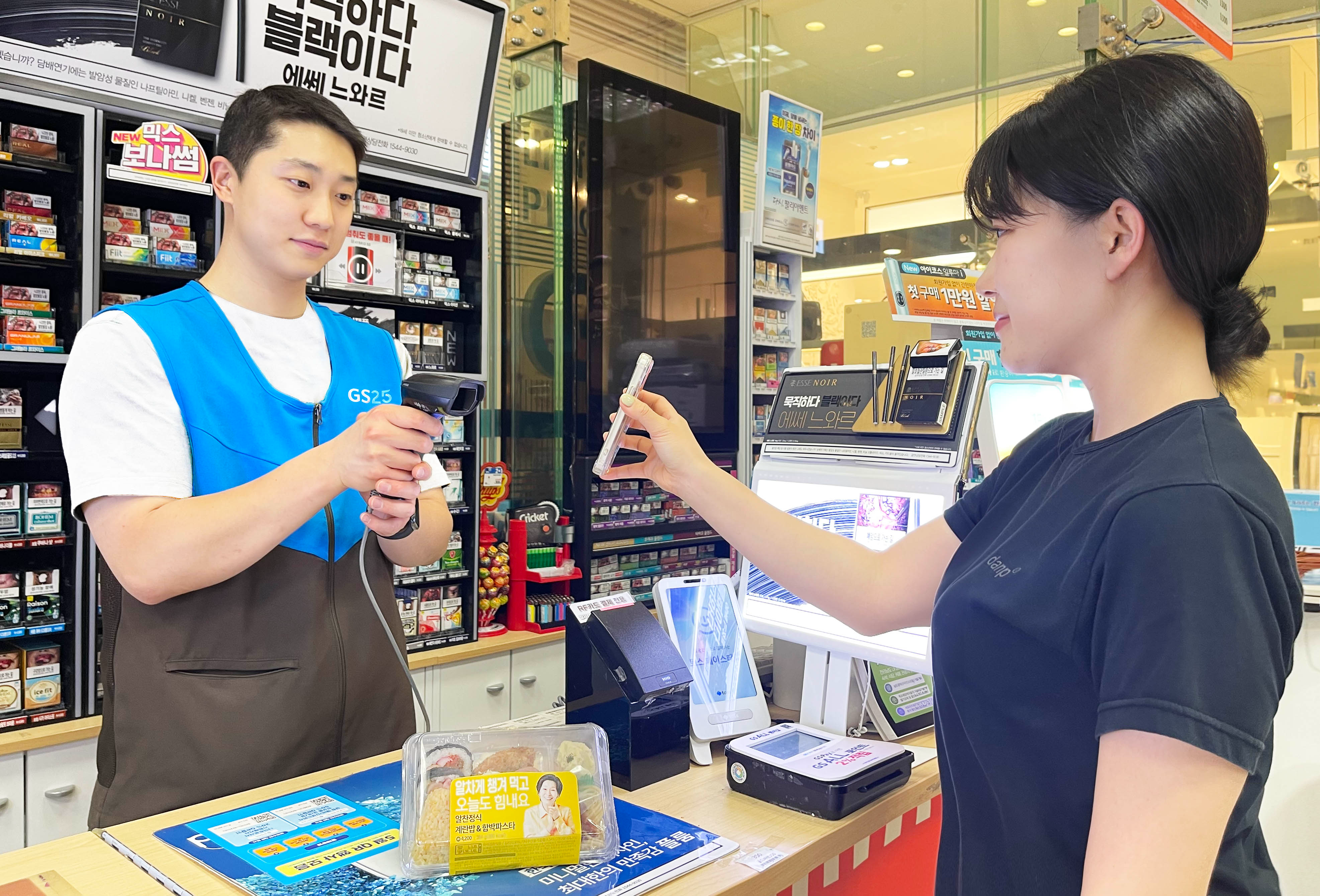혜자로운 도시락을 구매하는 소비자의 모습. /사진제공=GS리테일