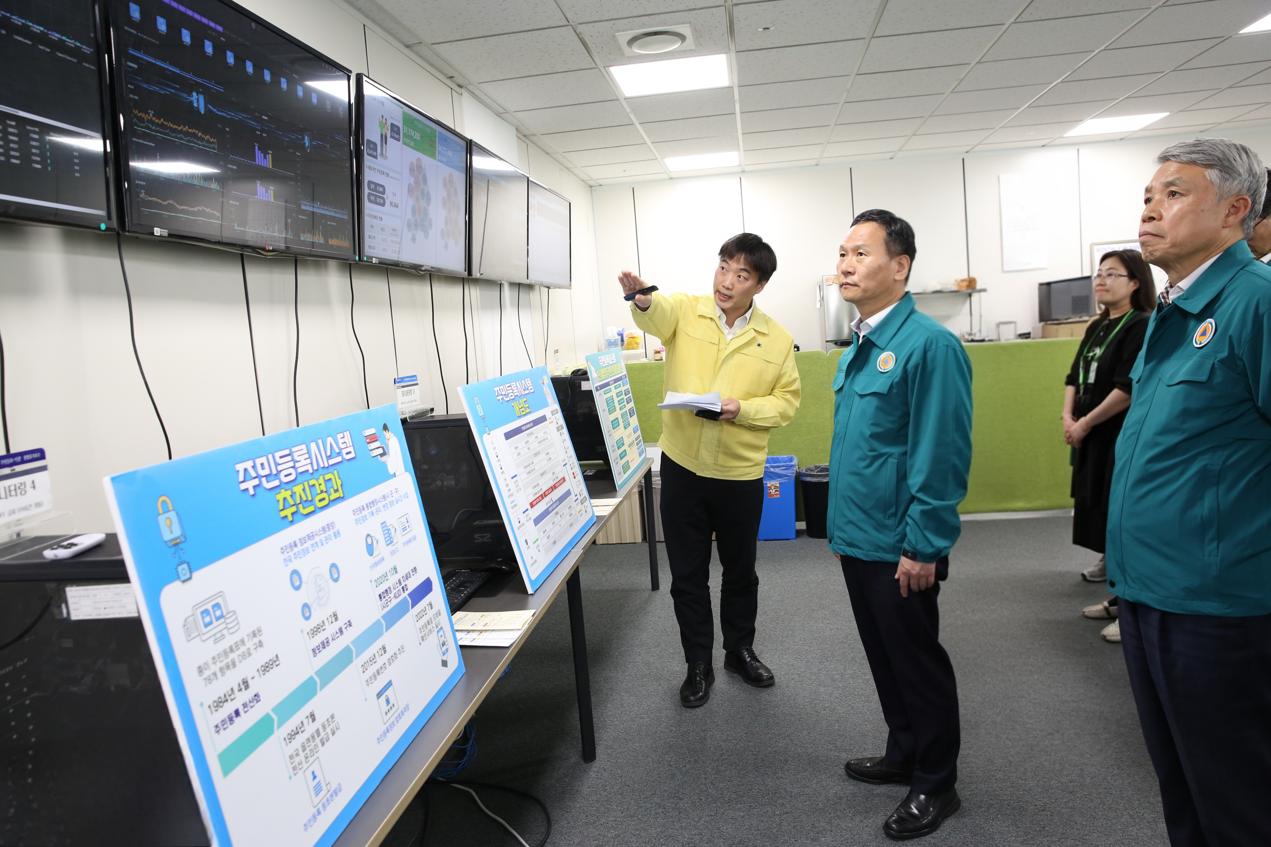 박덕수 한국지역정보개발원 원장이 선거인명부 작성을 위한 주민등록시스템 운영 현황에 대한 보고를 받는 모습./사진제공=한국지역정보개발원
