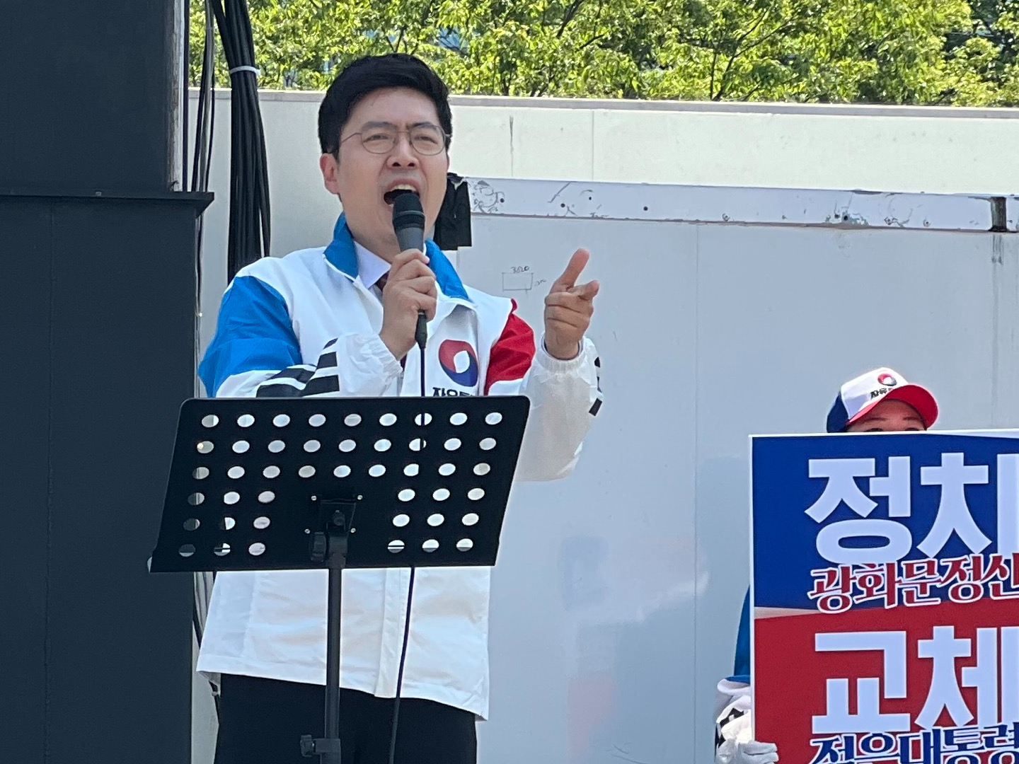 지난 12일 부산역 광장에서 첫 유세 중인 자유통일당 구주와 대선 후보. ⓒ 자유통일당