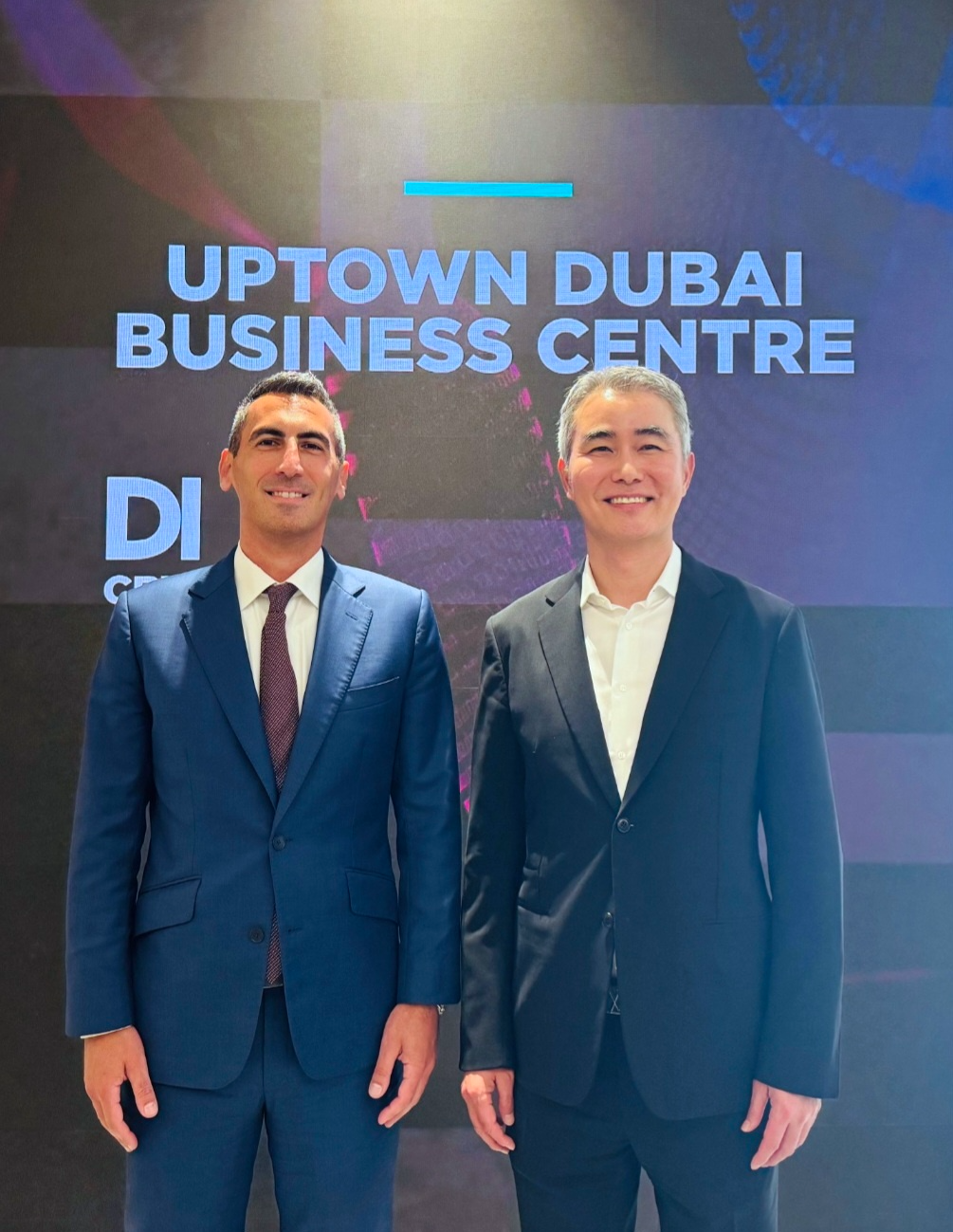 넥써쓰 장현국 대표가 두바이에서 벨랄 자소마(Belal Jassoma) DMCC 생태계 총괄 이사와 기념촬영을 하고 있다. / 사진=넥써쓰