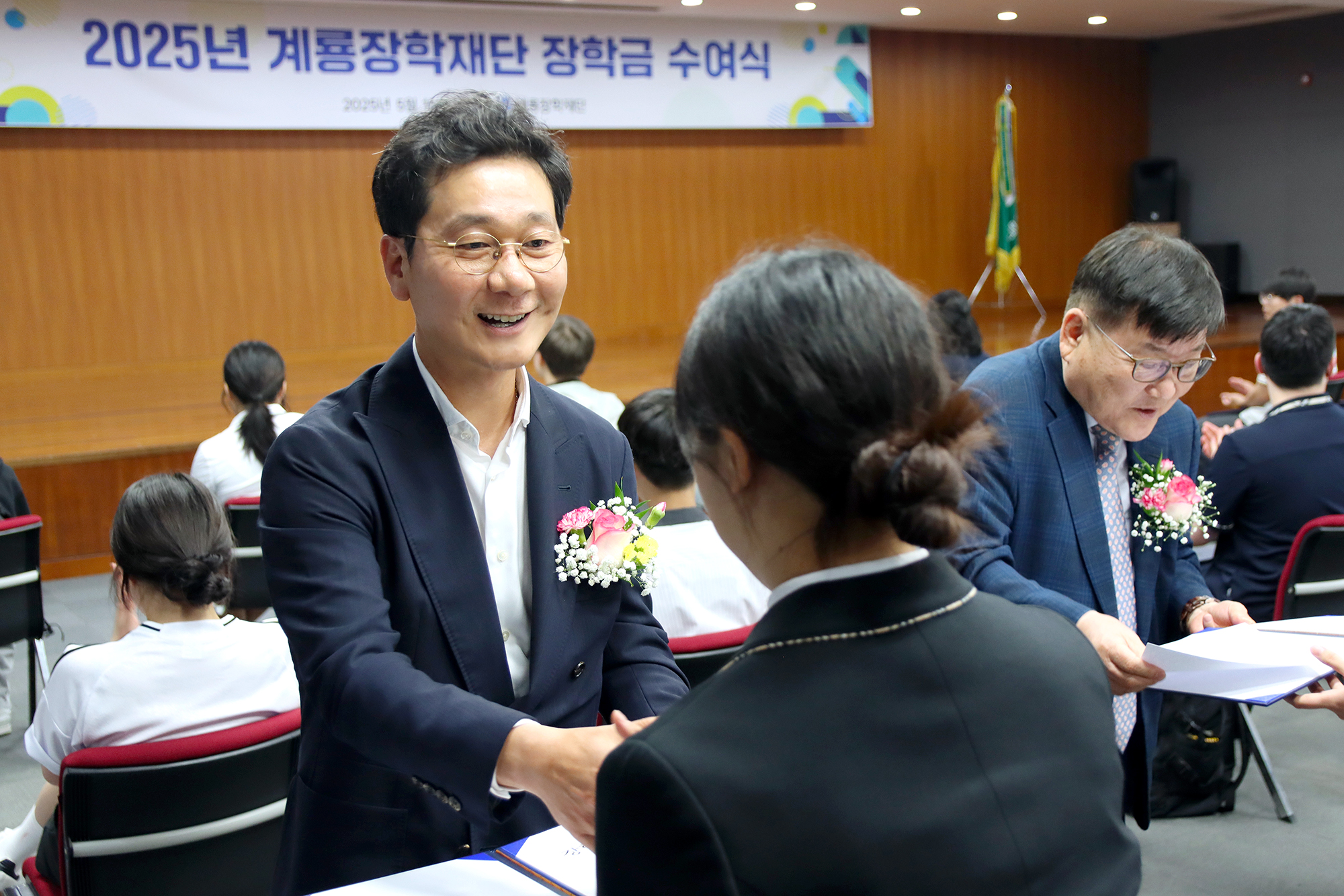이승찬 계룡장학재단 이사장이 지난 15일 계룡장학재단 1학기 장학금 수여식에서 고등학생·대학생 50명에게 장학증서와 장학금을 전달하고 있다. / 사진제공=계룡건설