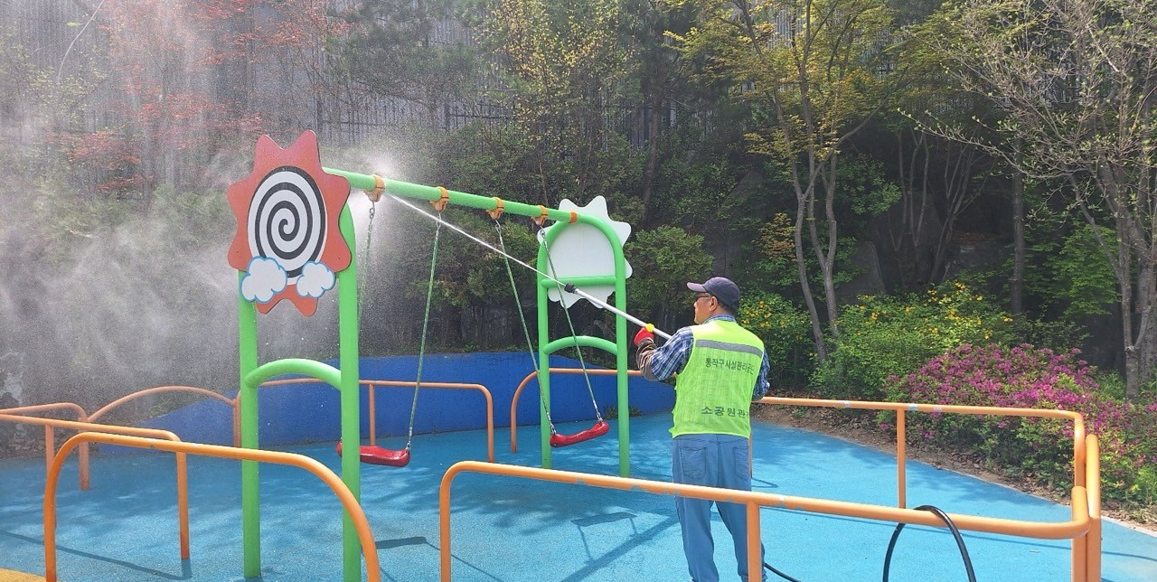서울 동작구는 지난달 16일부터 29일까지 관내 28개소 어린이공원에 대해 일제 물청소를 실시했다. / 사진제공=동작구