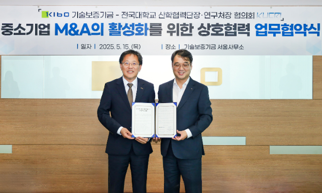 이상창 기보 이사(왼쪽)와 장철성 협의회 회장이 업무협약 후 기념사진을 촬영하고 있다. / 사진=기술보증기금