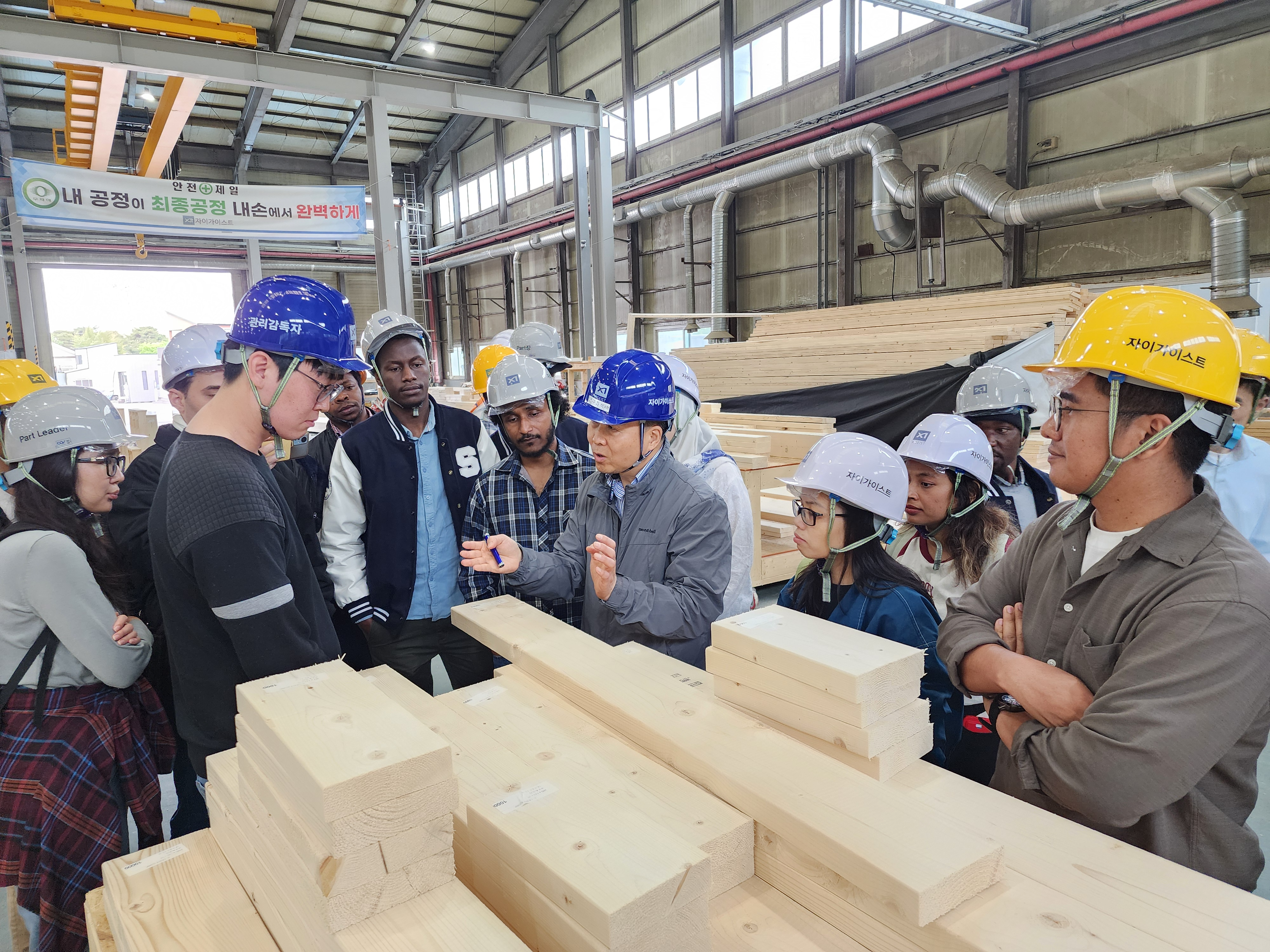 충남 당진 자이가이스트 공장에 방문한 15개국 22명 연수생들이 현장을 견학하는 모습./사진제공=GS건설