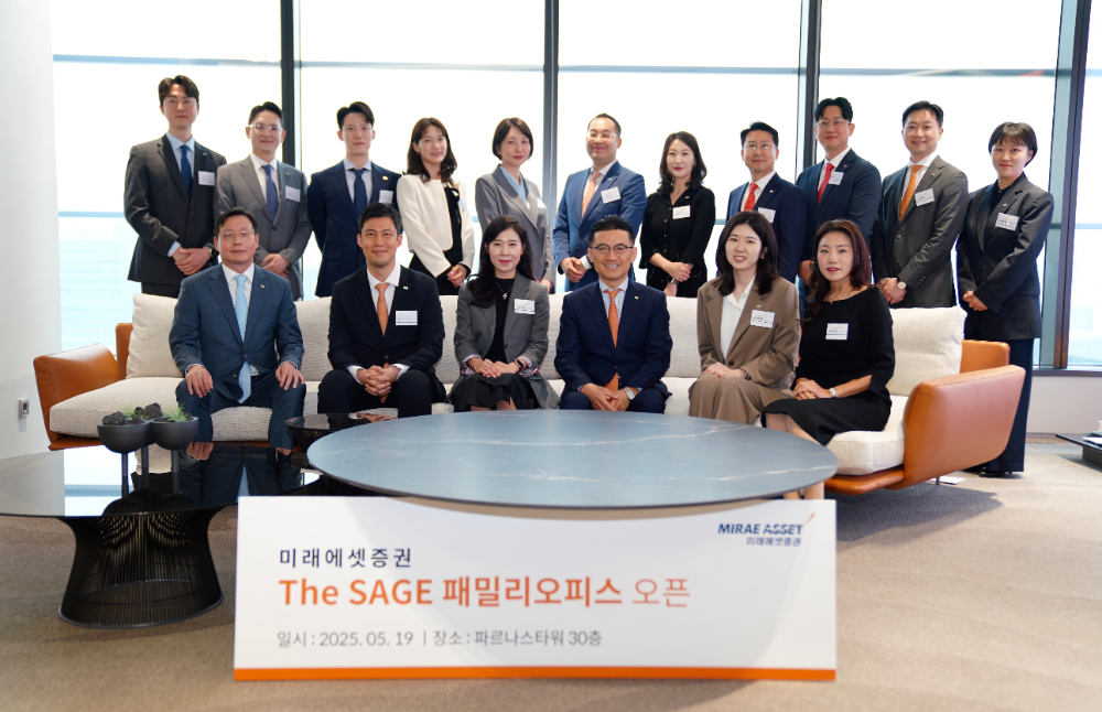 19일 개최된 미래에셋증권 The Sage 패밀리오피스 개점식에 김미섭 부회장(앞 줄 오른쪽부터 세번째)과 허선호 부회장(앞 줄 왼쪽부터 첫번째)이 참석했다. 임직원들과 기념사진 촬영 모습. / 사진제공= 미래에셋증권(2025.05.19)