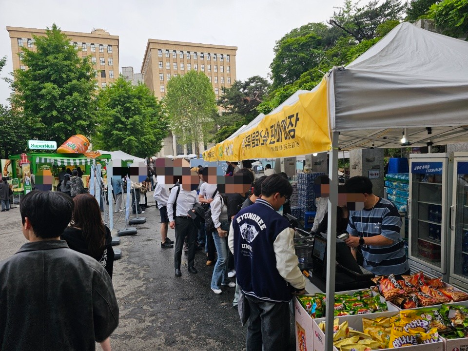 이마트24가 5월 축제기간 동안 대학교 내 점포 매출이 최대 11배 증가했다고 밝혔다. /사진제공=이마트24