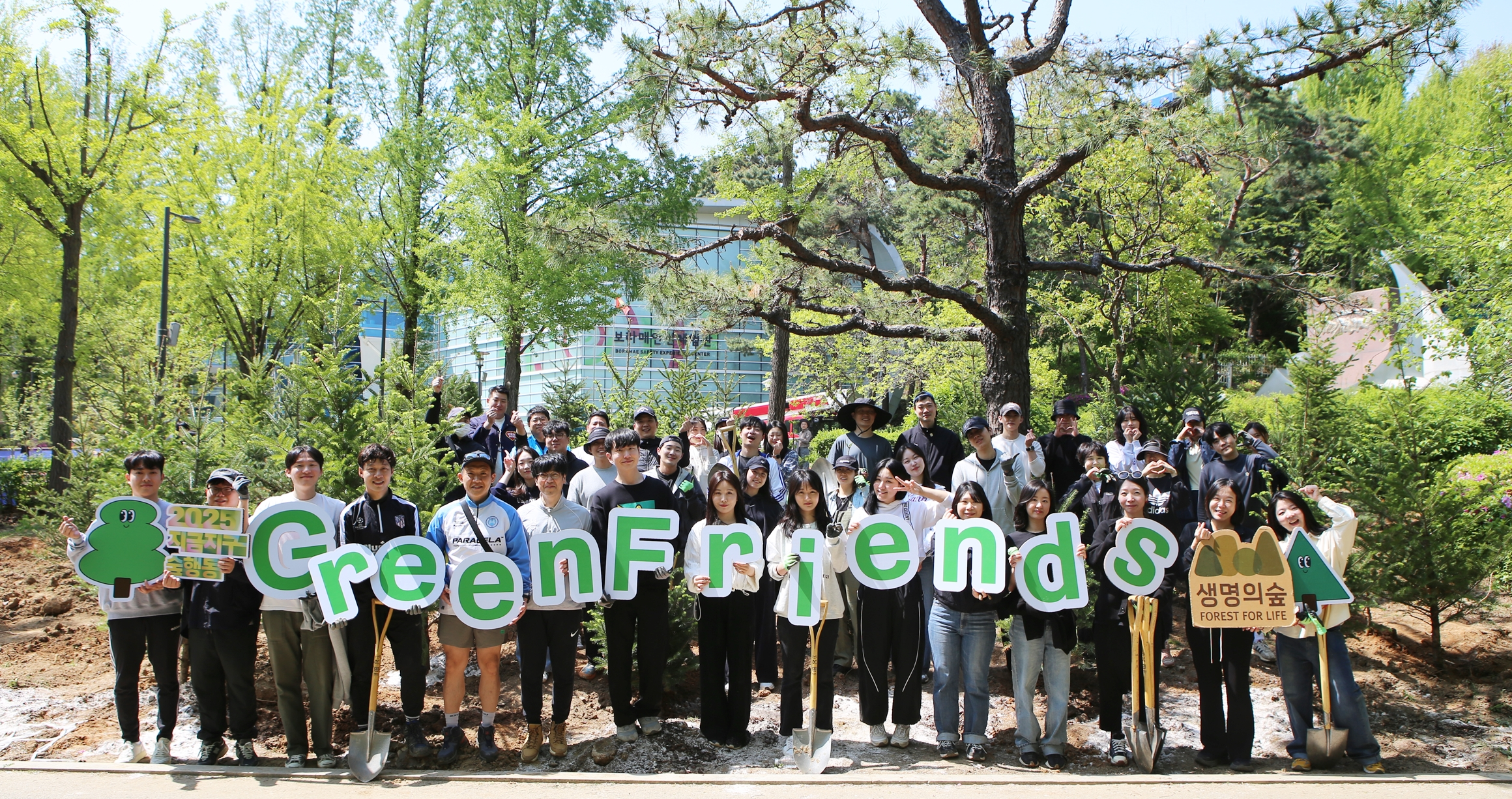 현대백화점이 크리스마스 트리로 '도심 숲' 조성에 나섰다. /사진제공=현대백화점