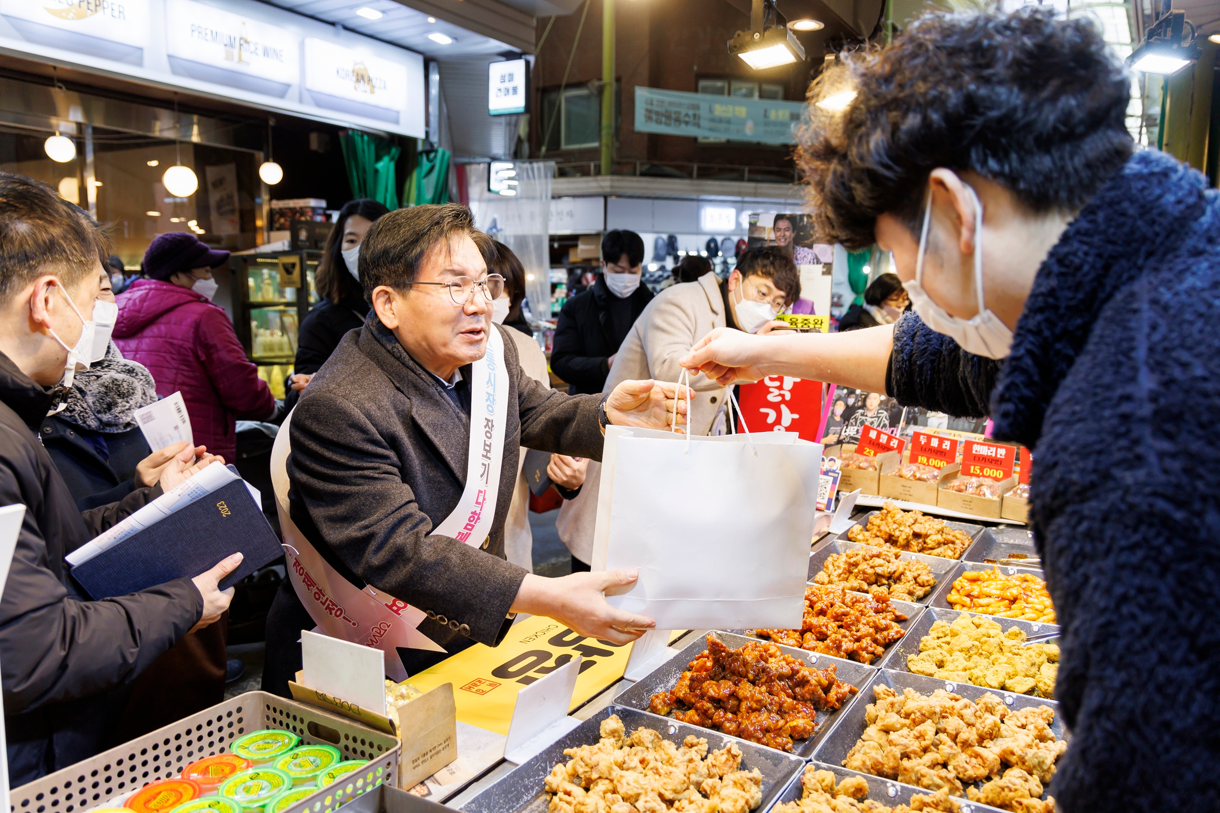 박강수 마포구청장이 전통시장에서 상인들과 소통하는 모습./사진제공=마포구