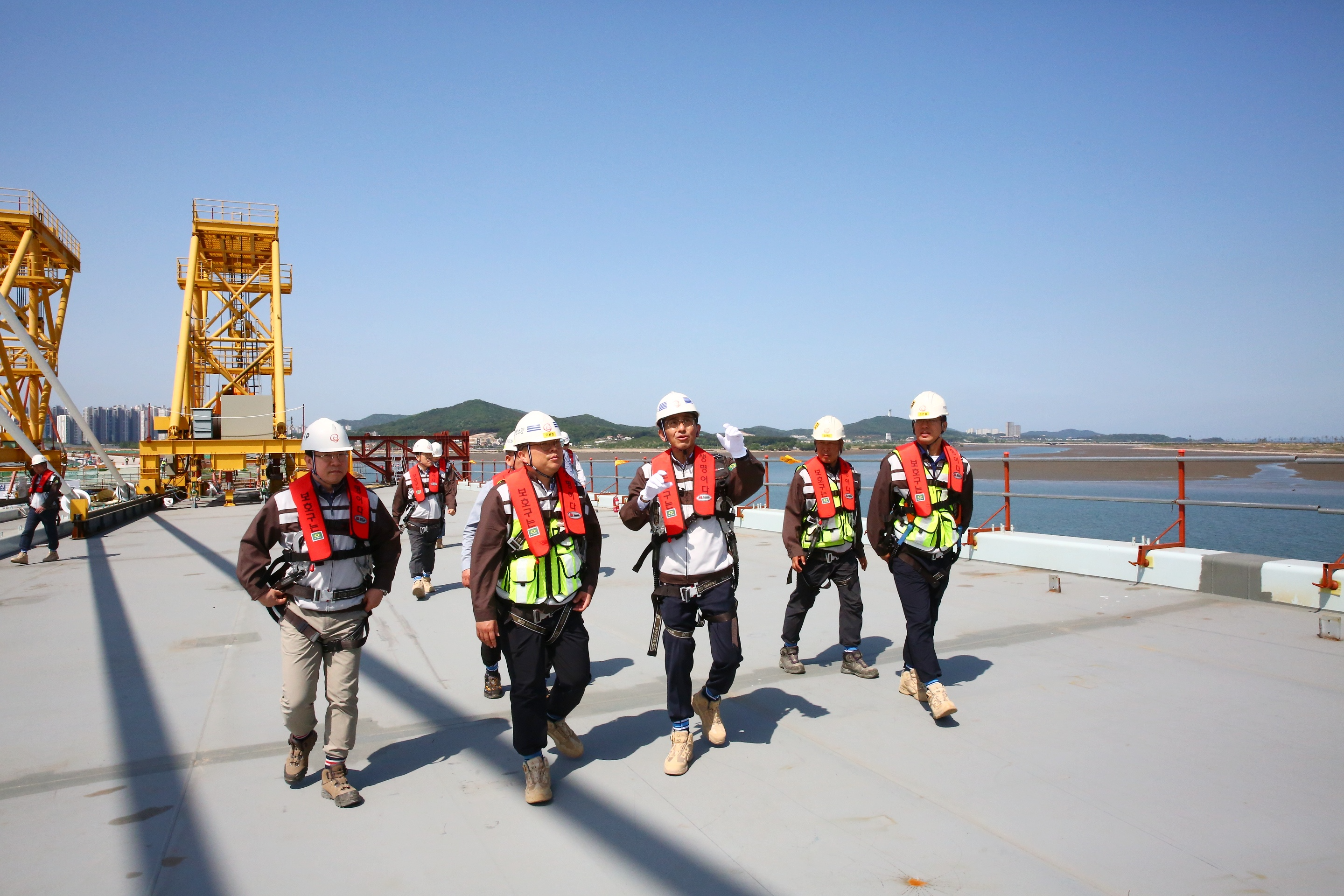 김승모 한화 건설부문 대표이사(우측 세번째)가 제3연륙교 현장에서 추락사고 위험 요소를 점검하고 있다. / 사진제공=한화 건설부문