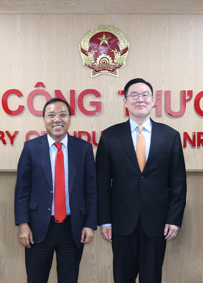 지난 22일 베트남 하노이 산업통상부에서 열린 간담회에서 구본규 LS전선 대표(오른쪽)와 응우옌 호앙 롱 산업자원통상부 차관이 기념 촬영을 하고 있다. /사진제공=LS에코에너지