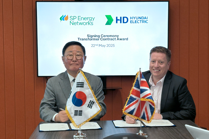 지난 22일(현지시간) 스코틀랜드 '에스피 에너지 네트웍스(SP Energy Networks)' 본사에서 조석 HD현대일렉트릭 부회장(왼쪽)과 에디 멀홀랜드(Eddie Mulholland) 에스피 에너지 네트웍스 기술총괄이사가 400킬로볼트(kV)급 초고압 변압기 4대에 대한 공급계약을 체결했다. /사진제공=HD현대일렉트릭
