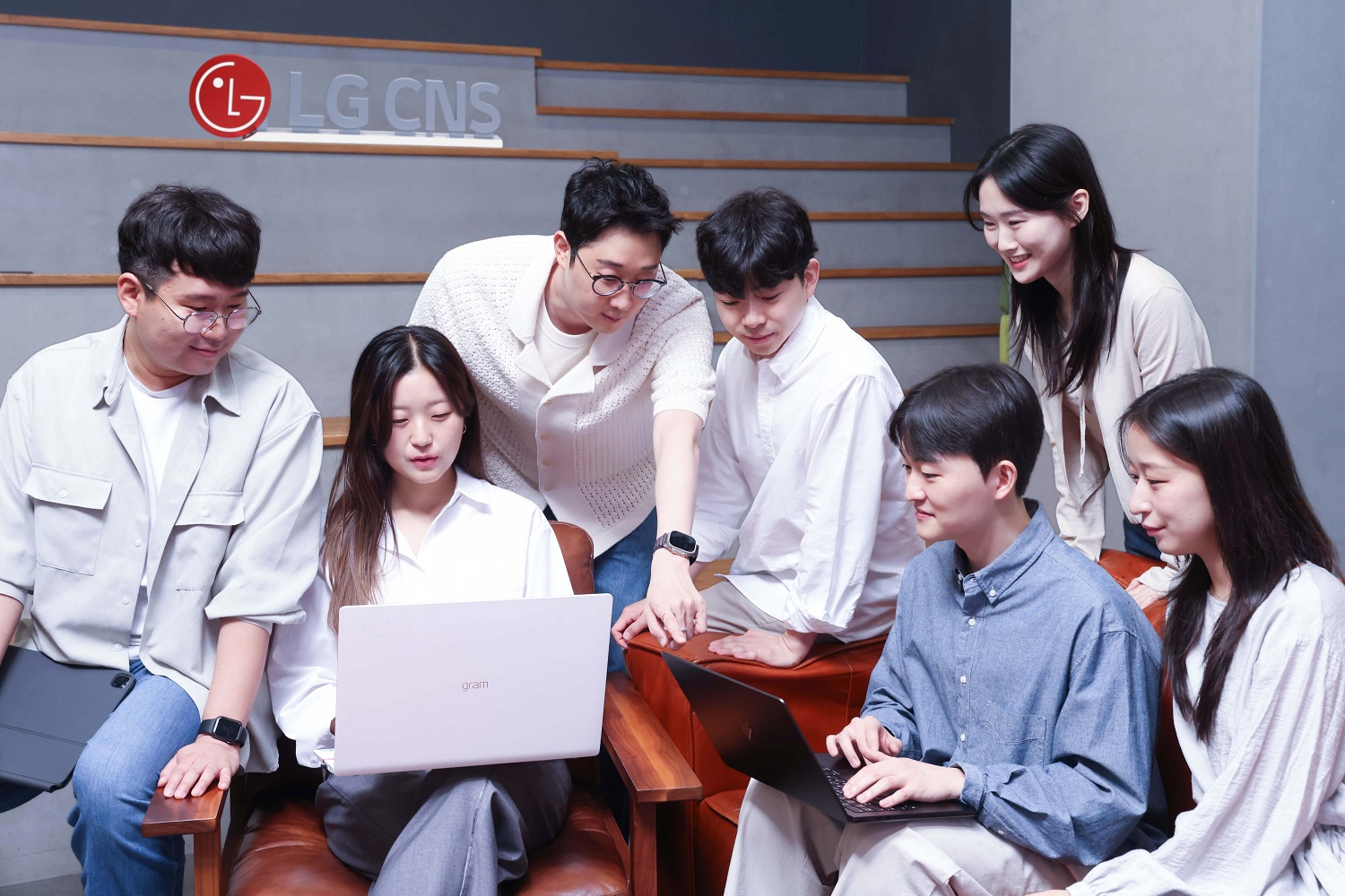 LG CNS AI센터 전문가들이 아이디어를 공유하는 모습. / 사진=LG CNS