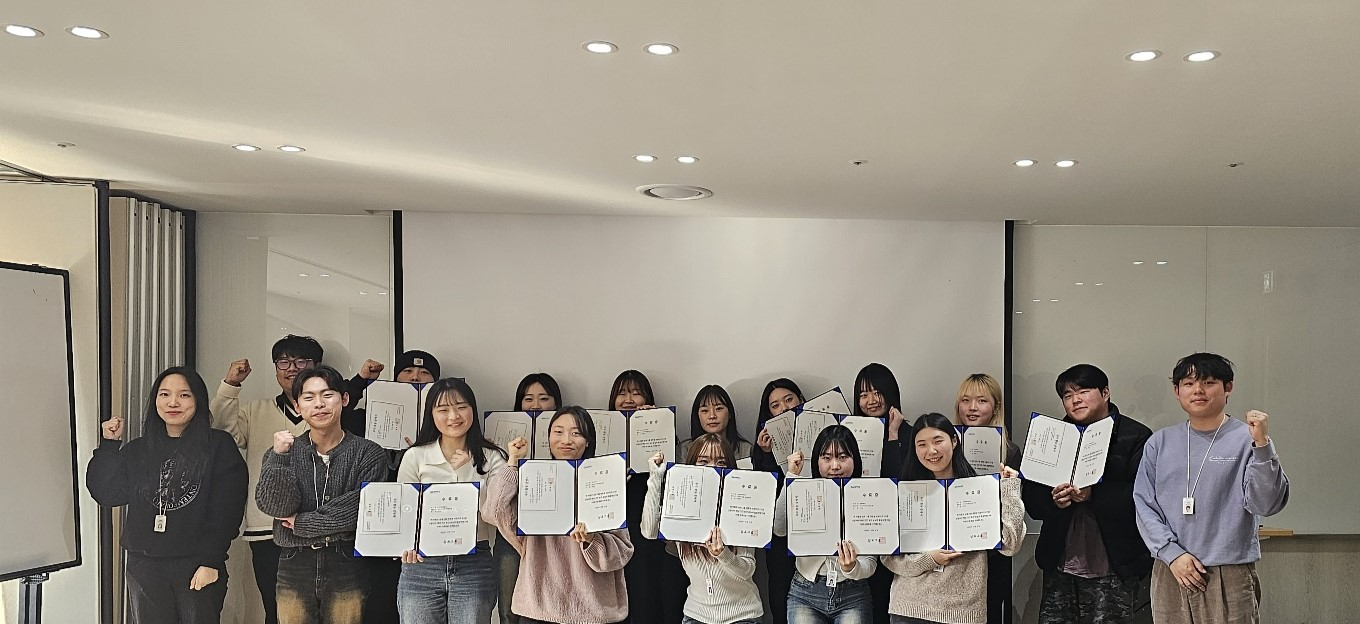 제2기 삼표그룹 대학생 서포터즈가 활동을 종료한 후 광화문 본사 비즈니즈센터에서 열린 해단식에서 기념사진을 촬영하고 있다.사진제공=삼표그룹