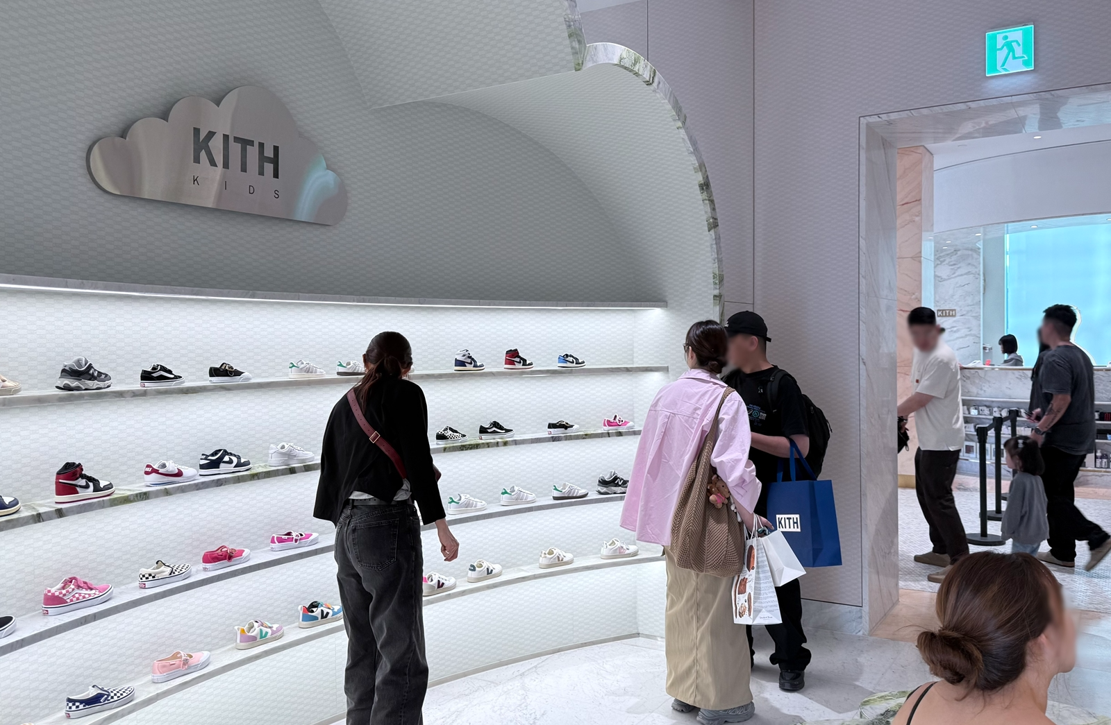 키스 서울 매장이 오픈 1주년을 맞았다. /사진제공=한섬