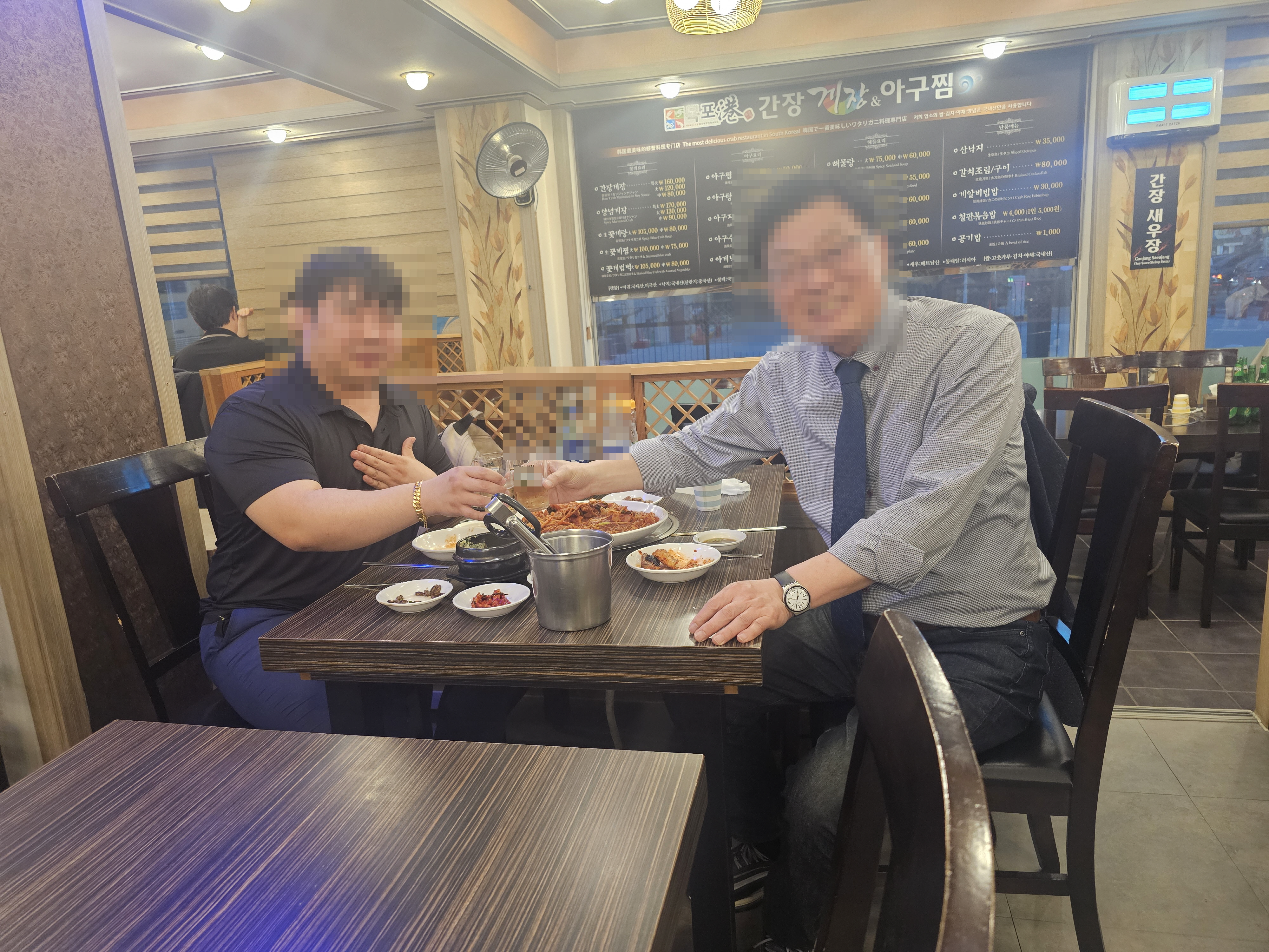 서울  한 대학교 건축학과 교수인 박씨(오른쪽)와 소통하는 모습./사진=주현태 기자