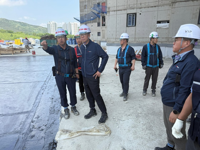 성낙원 SM상선 건설부문 대표이사(왼쪽에서 3번째)가 경기 안성시 당왕지구 공동주택 신축공사 현장을 점검하는 모습./사진제공=SM그룹