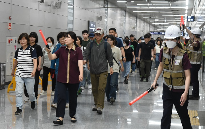 SR은 28일 동탄역에서 SRT 열차와 수도권광역급행철도(GTX)-A 추돌사고를 가정한 2025년 안전한국훈련을 전개했다./사진제공=SR