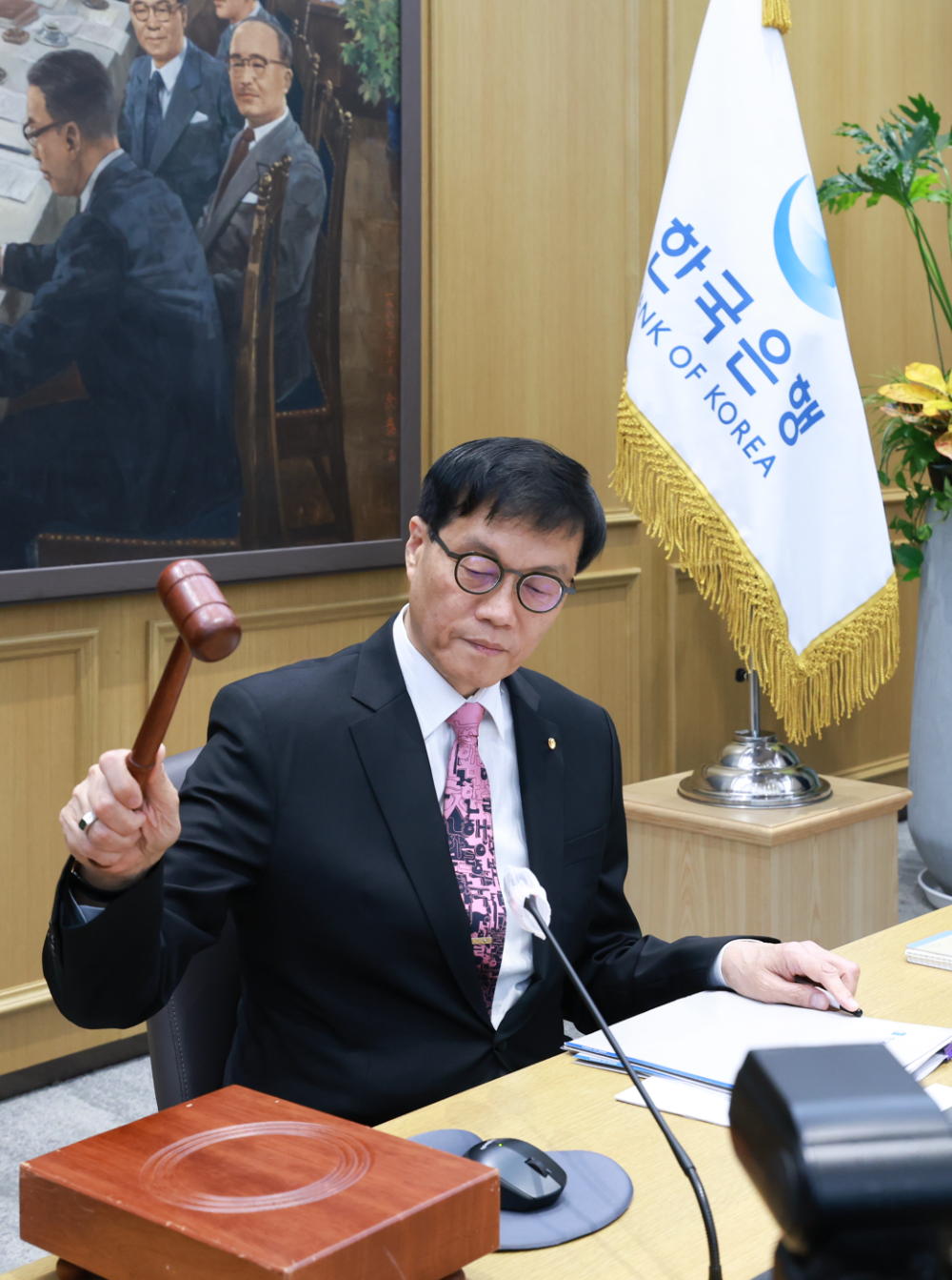이창용 한국은행 총재가 29일 오전 서울 중구 한국은행에서 열린 금융통화위원회 본회의를 주재하고 있다. 의사봉을 두드리는 모습. / 사진제공= 한국은행(2025.05.29)