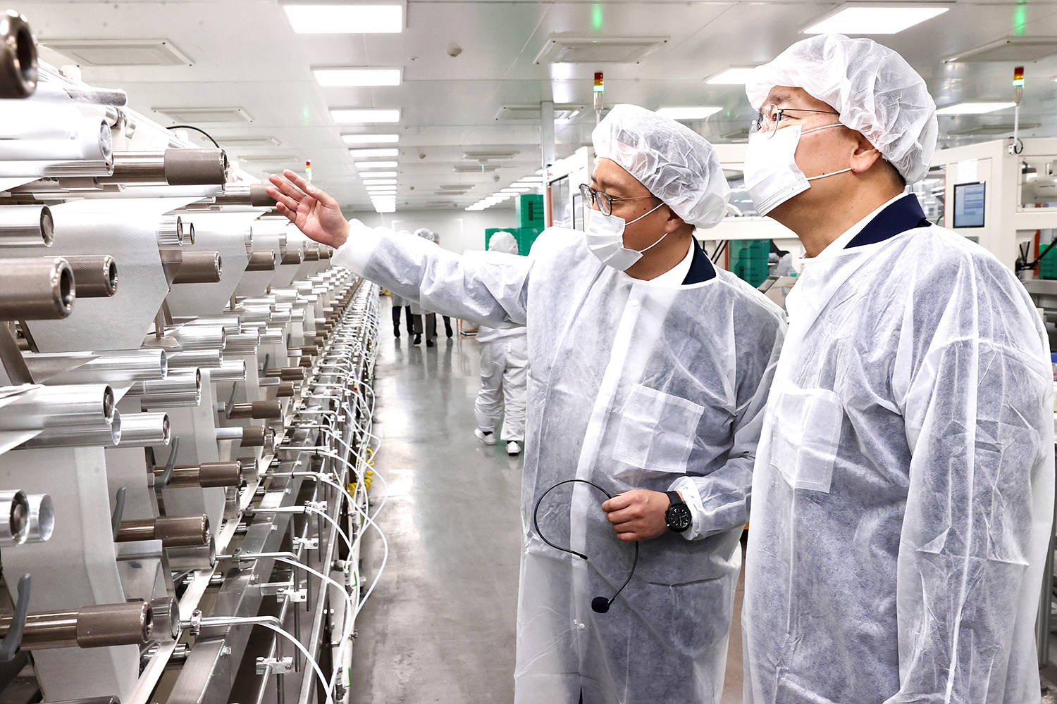 김종호 기보 이사장(오른쪽)이 한종우 한울생약(주) 대표와 함께 제조시설을 둘러보고 애로사항을 청취하고 있다. / 사진제공=기술보증기금