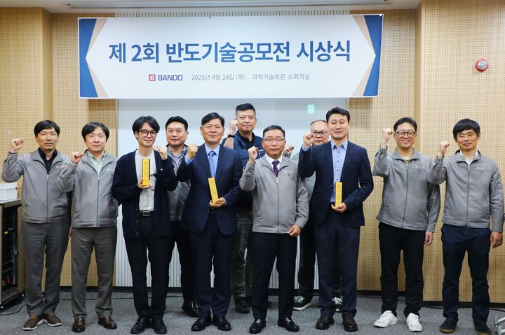 이정렬 반도건설 시공부문 대표(가운데)와 시상 협력사, 임직원들이 지난달 과학기술회관에서 기념촬영을 하는 모습.사진제공=반도건설