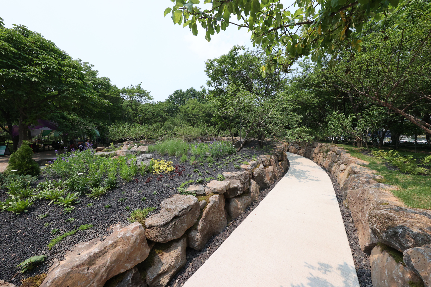 대우건설이 "돌과 빛의 숲"이라는 주제로 조성한 ‘푸르지오 정원’ / 사진제공=대우건설