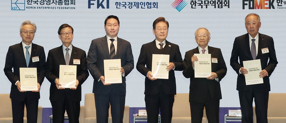 (왼쪽부터) 최진식 한국중견기업연합회장, 윤진식 한국무역협회장, 최태원 대한상공회의소 회장, 이재명 대통령, 손경식 한국경영자총협회장, 류진 한국경제인협회장. 대선후보 초청 경제5단체 간담회, 2025년 5월 8일, 사진=대한상의.