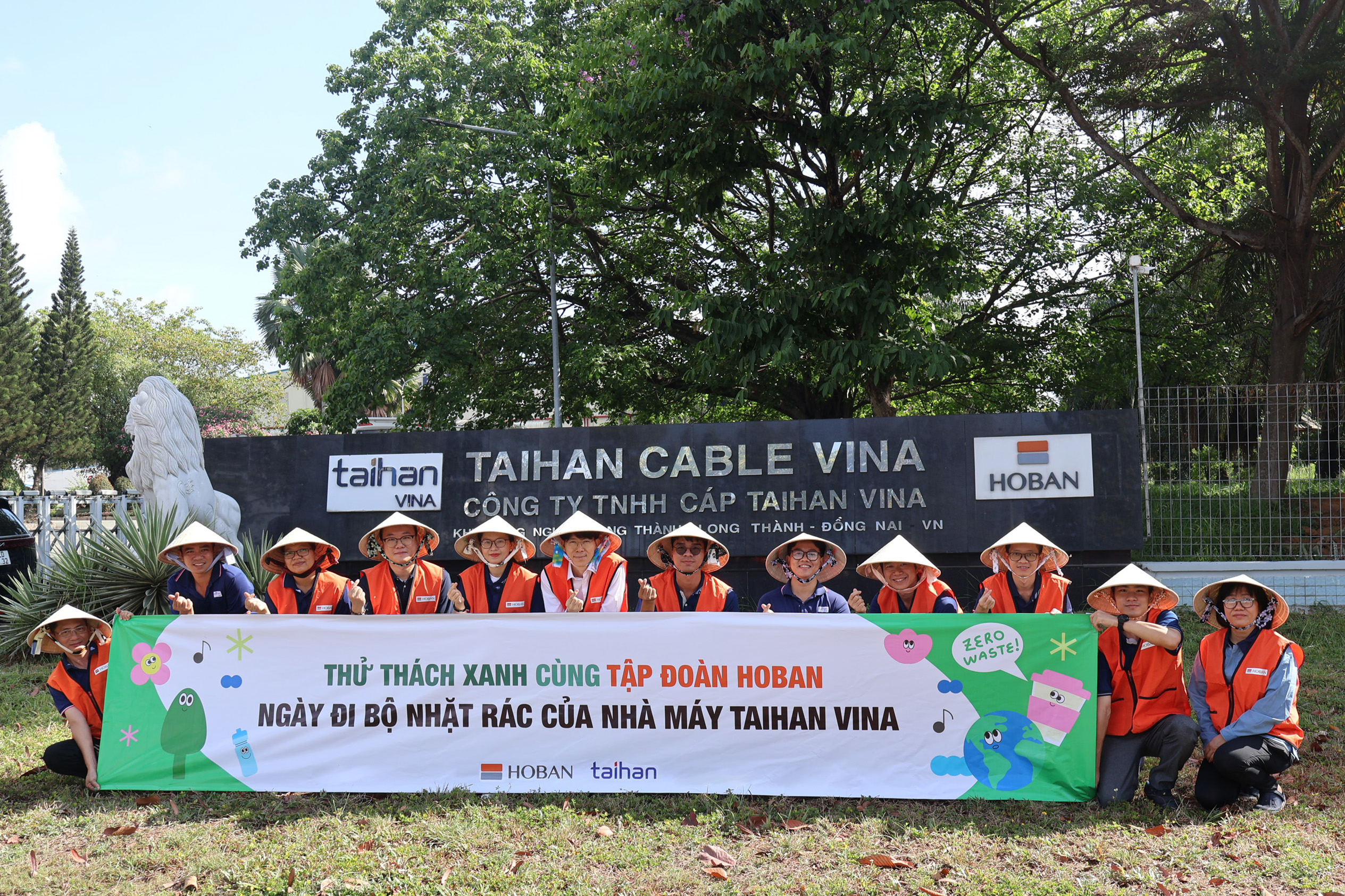 대한전선 베트남 생산법인 ‘대한비나(Taihan Cable Vina)’ 직원들이 현지 공장 인근에서 플로깅을 실시했다./사진제공=호반그룹