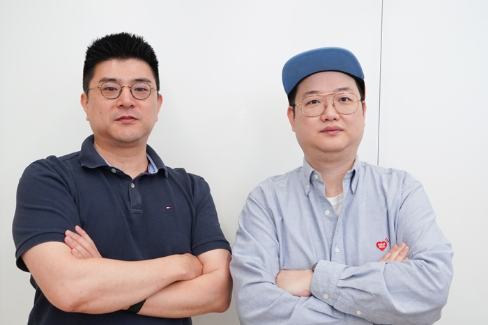 지난달 30일 다키스트 데이즈 개발을 총괄하는 김동선 PD(왼쪽)와 NHN 게임사업을 담당하는 정중재 게임사업실장이 '다키스트 데이즈'에 대한 개발 소감과 향후 계획을 전했다./ 사진=NHN