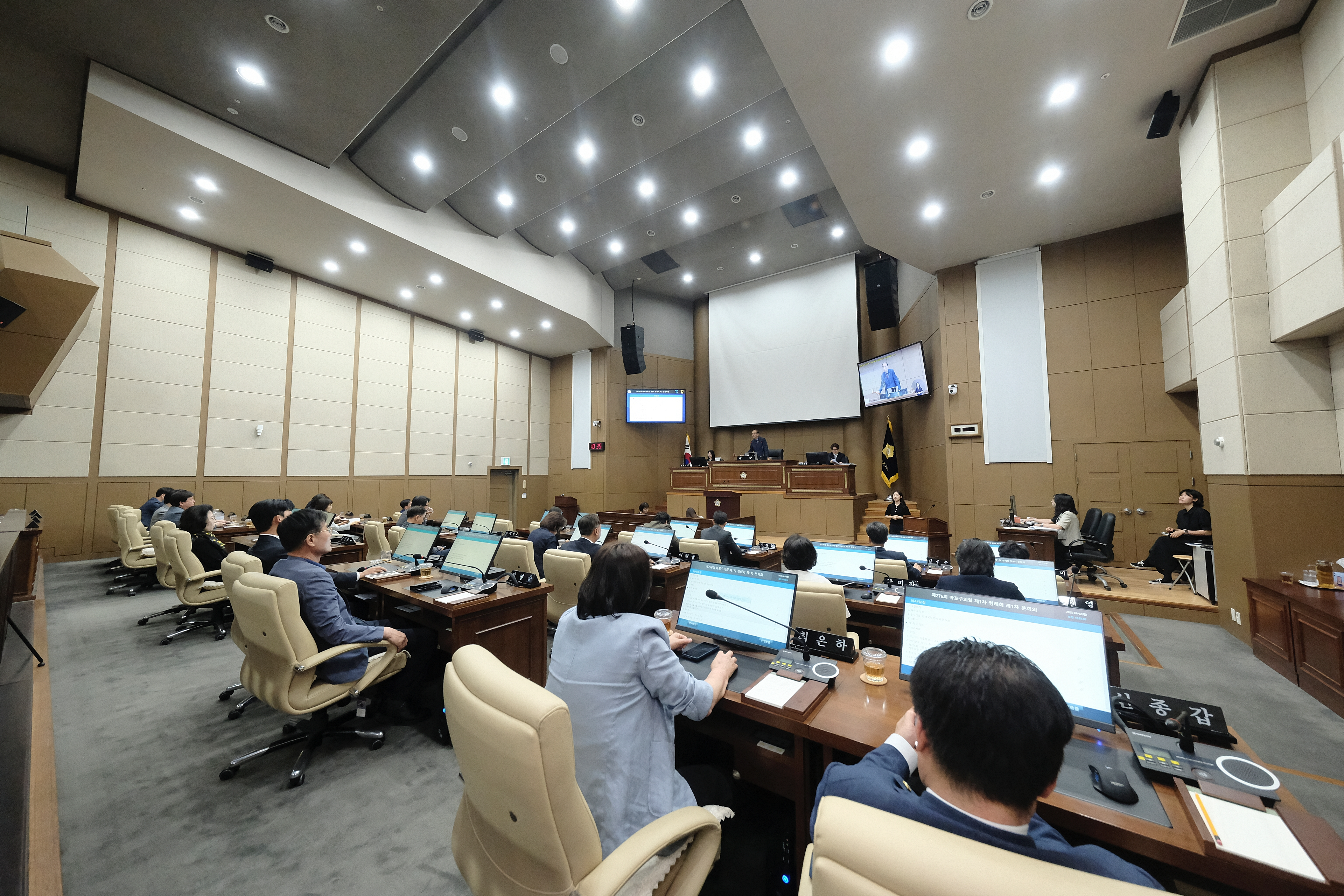 백남환 마포구의회 의장이 본회의를 주재하는 모습./사진제공=마포구의회