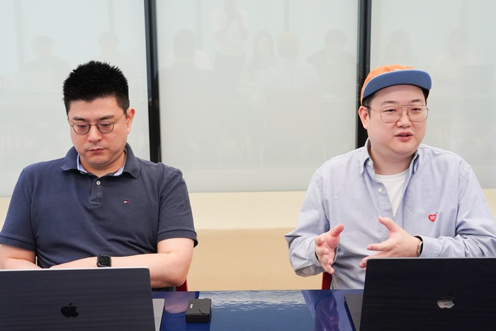지난달 30일 다키스트 데이즈 개발을 총괄하는 김동선 PD(왼쪽)와 NHN 게임사업을 담당하는 정중재 게임사업실장이 '다키스트 데이즈'에 대한 개발 소감과 향후 계획을 전했다./ 사진=NHN