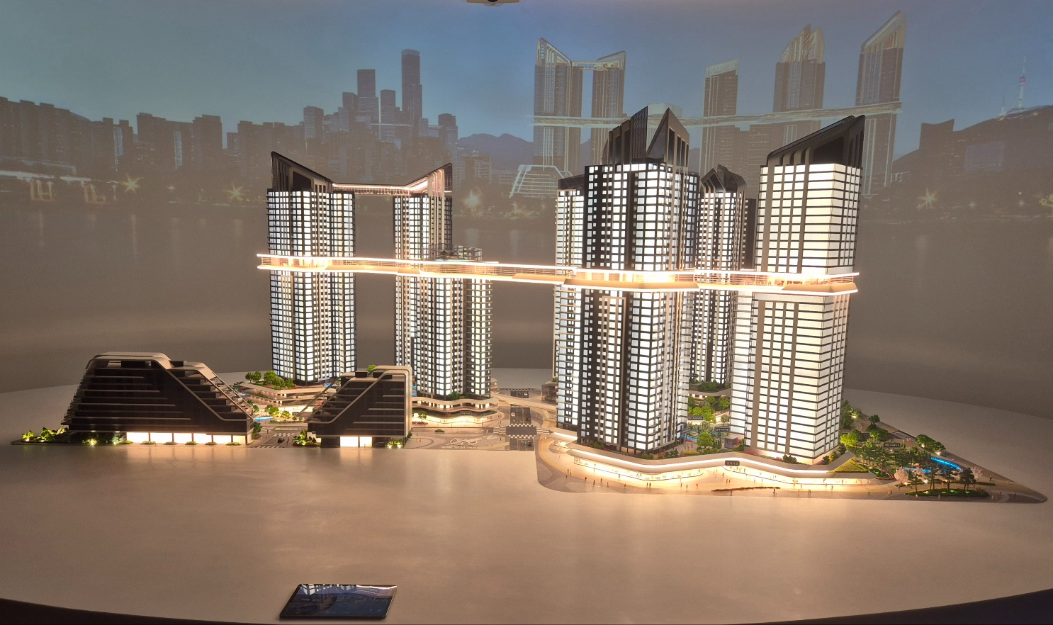 9일 오전 서울 용산구 한강대로 23 한 건물에 HDC현대산업개발 홍보관이 개관했다. 홍보관 내 'THE LINE 330' 모형이 전시됐다. / 사진=한상현 기자