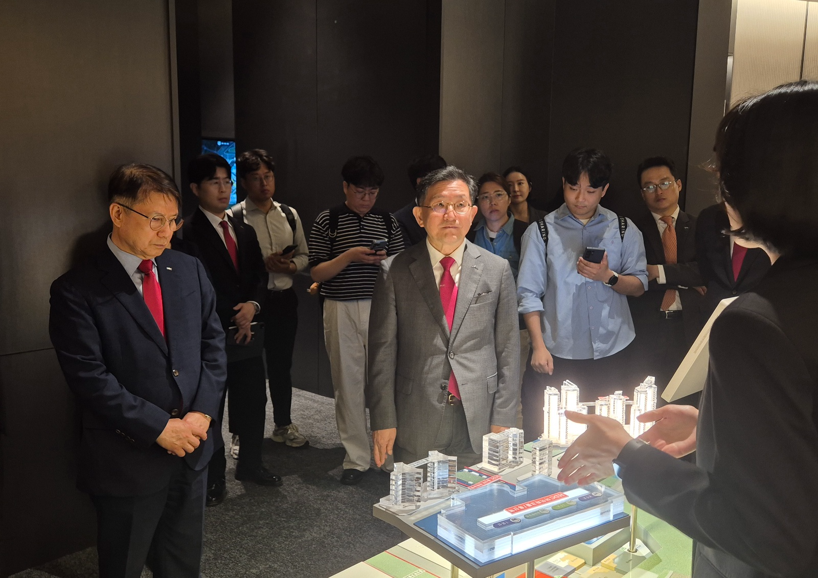 9일 오전 서울 용산구 한강대로 23 HDC현대산업개발 홍보관에서 조태제 HDC현대산업개발 대표이사(왼쪽 첫번째)와 정경구 HDC현대산업개발 대표이사 사장(왼쪽 다섯번째)이 용산역 통합 계획 관련 설명을 듣고 있다. / 사진=한상현 기자